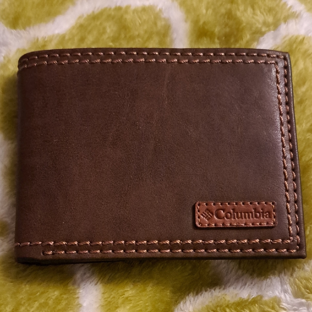 Nwot COLUMBIA RFID SECURITY WALLET. IN A RICH, SUPPLE BROWN LEATHER. 10 POCKETS